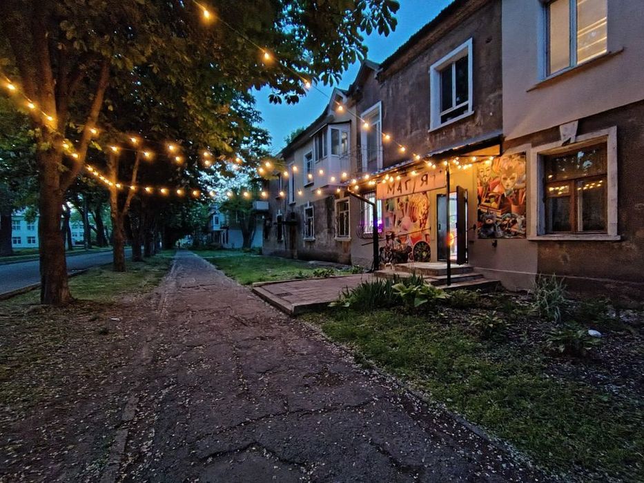 Вулична гірлянда з лампочками