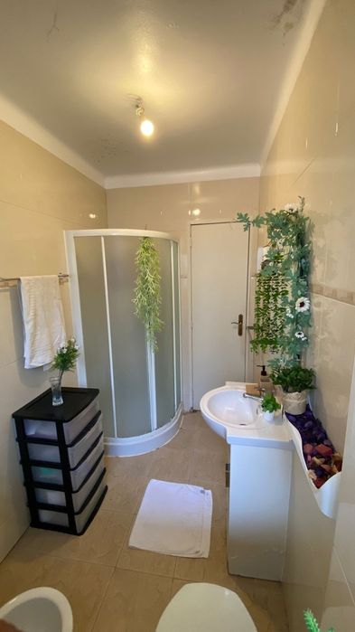 Alugo quarto para solteira
