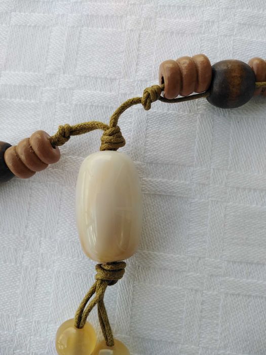 Colar com Plástico, Cerâmica e Madeira