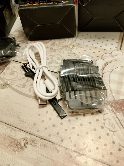 Máquina de cortar cabelo e barba novas