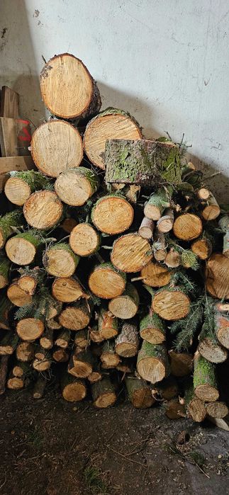 Drewno opałowe jak na zdjęciu pocięte na kawałki