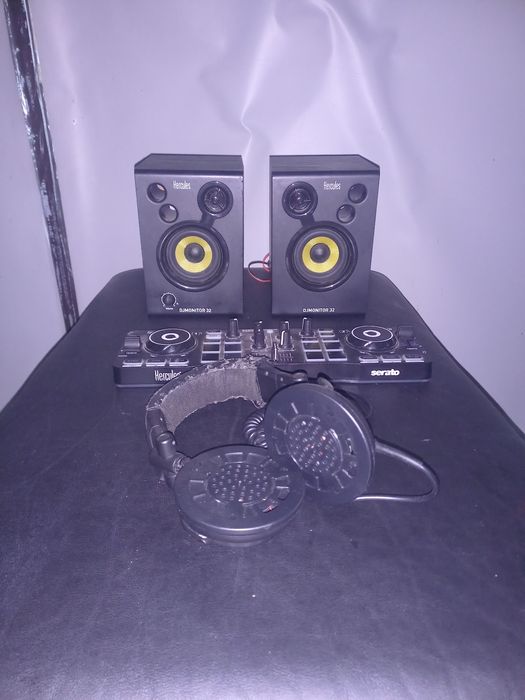 Som  com mesa e coluna