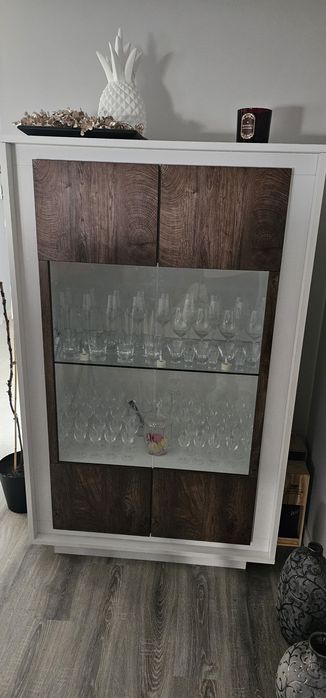 Vitrine branca e madeira