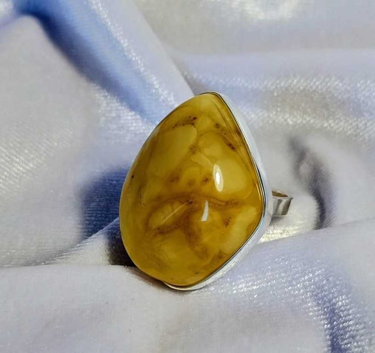 Srebrny pierścionek z bursztynem