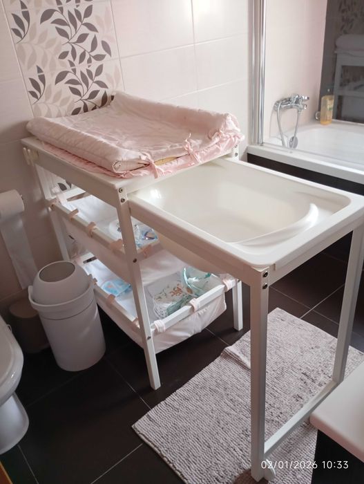 Muda fraldas com banheira integrada