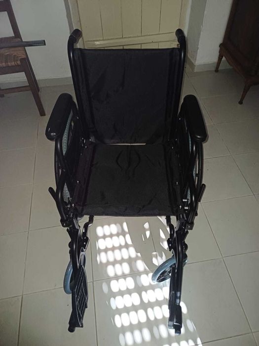 Cadeira de Rodas Manual Dobrável – Como Nova