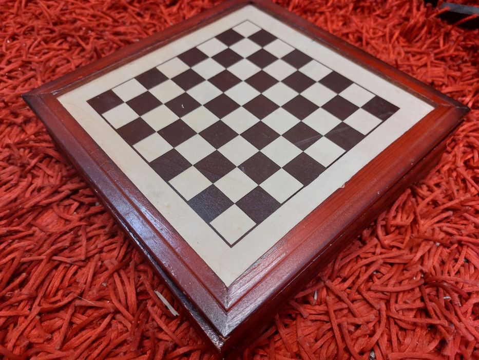 Conjunto de 5 jogos multi-jogo em caixa de madeira 

- Xadrez 
- Damas
- Dominó 
- 1 baralho de cartas 
- Poker de dados 

Completo e em óptimo estado