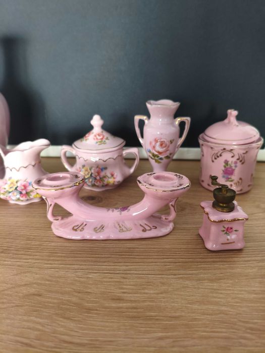 Zestaw miniatur kolekcjonerskich z różowej porcelany Czechy