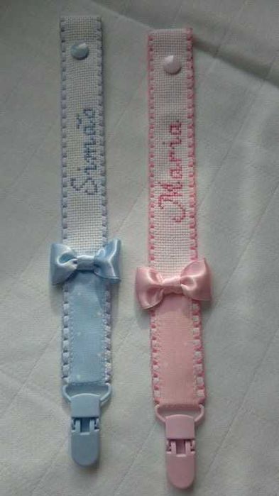 Porta-chupetas bordado ponto-cruz