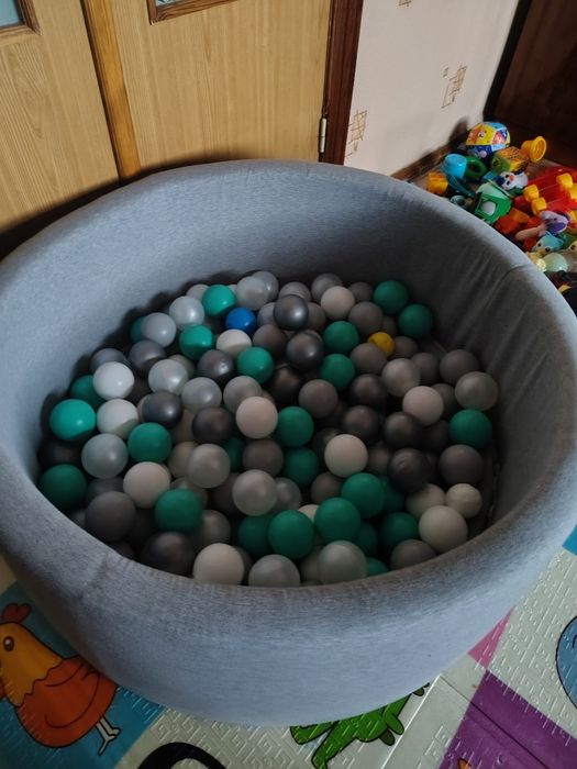 Бассейн с шариками продам вместе с ковриком