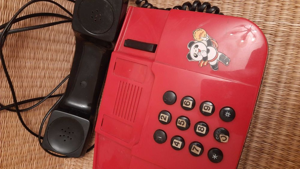 Aparat telefoniczny, kolor czerwony.