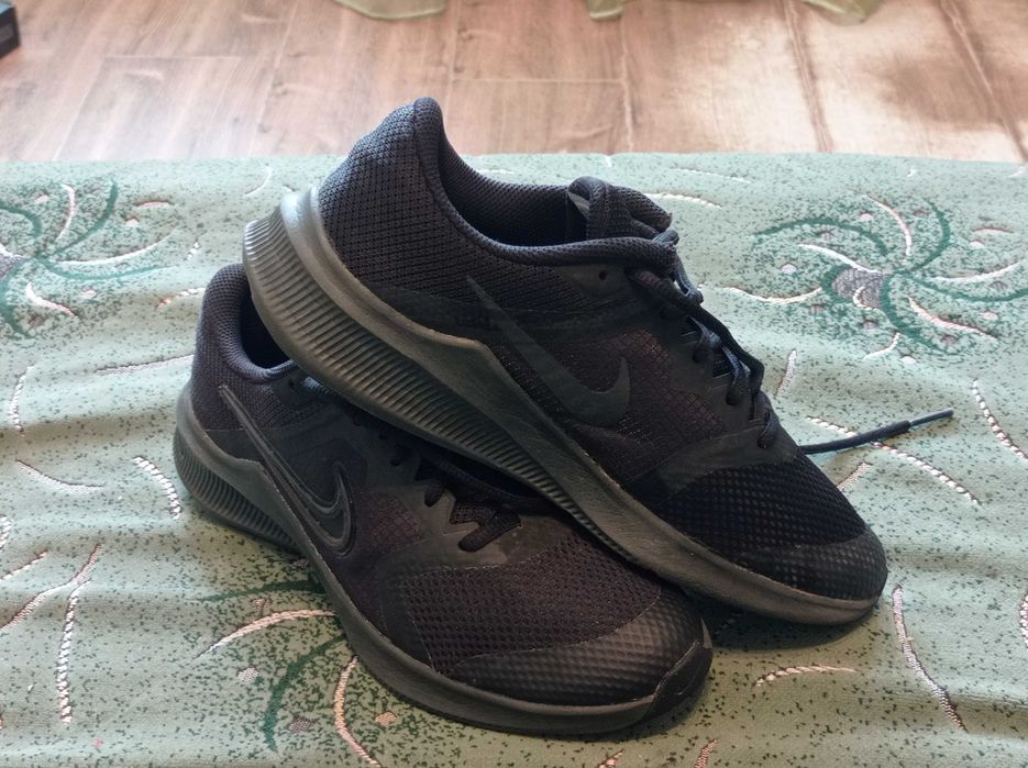 Кроссовки  Nike (оригинал) фирменные размер-36,5 стелька-23,5см