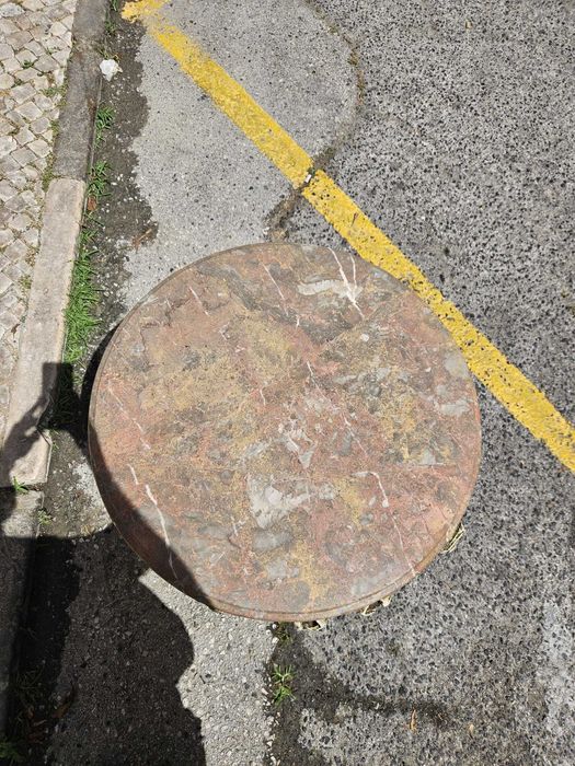 Mesa de Apoio Antiga em Madeira Entalhada com Tampo de Mármore