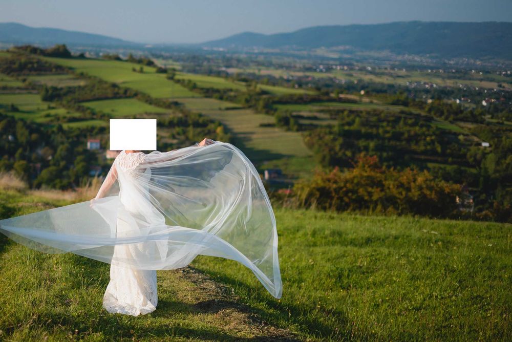 Suknia ślubna syrenka z trenem ecru, r.36 długi welon