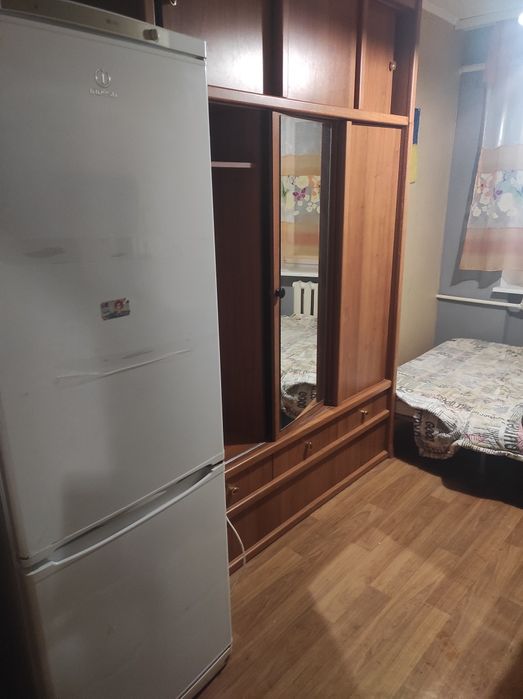 Кімната з меблямиі холодильником і пральною машинкою..