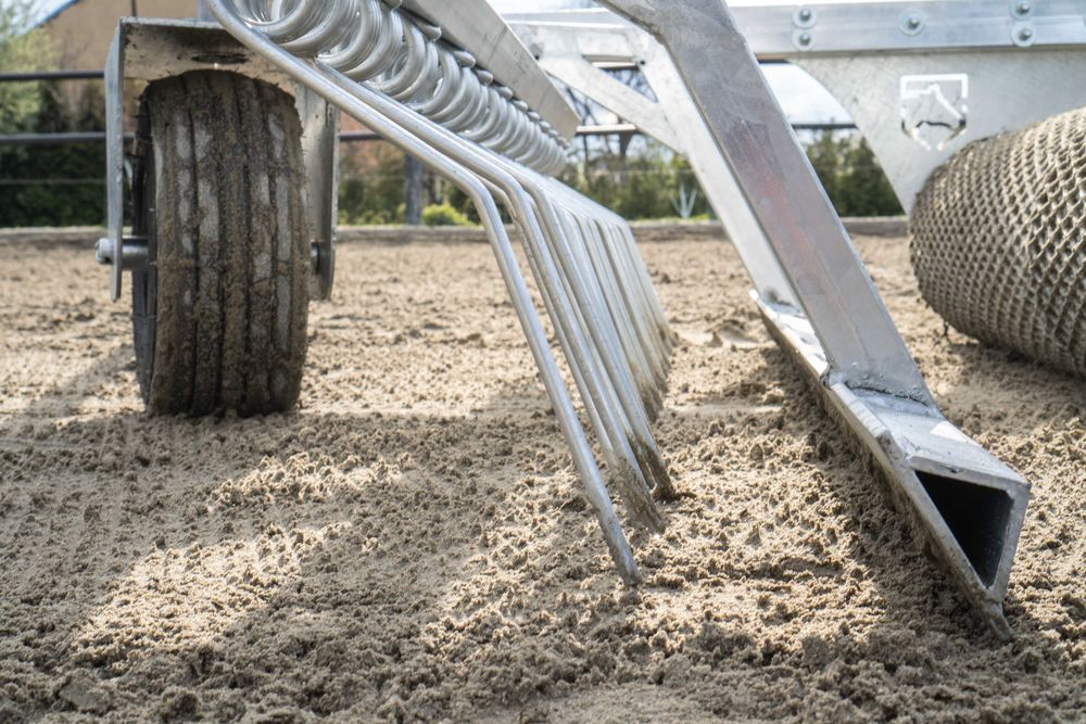 Równiarka do podłoża jeździeckiego dla koni brona do maneży równarka