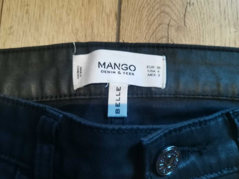 Damskie spodnie w kolorze czarnym firmy Mango.