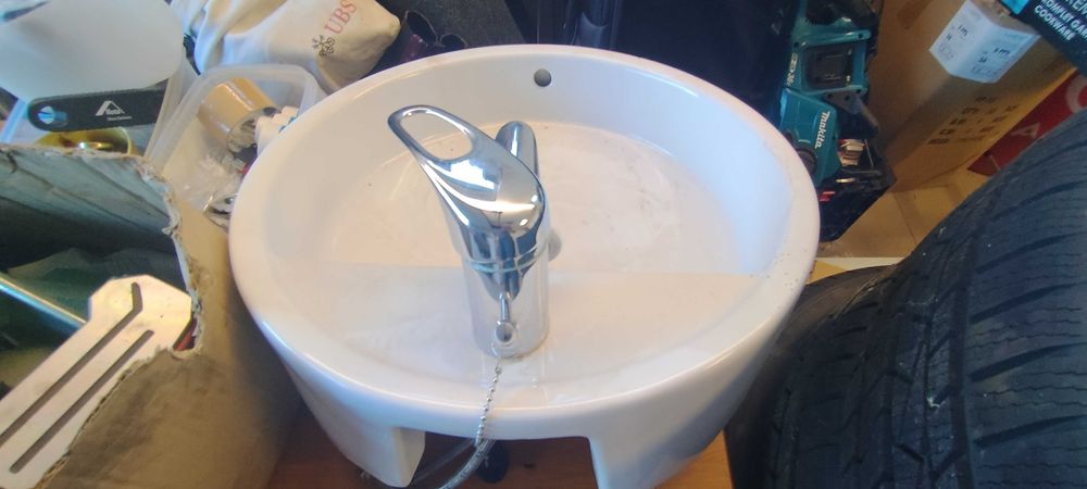 Umywalka nablatowa z baterią
