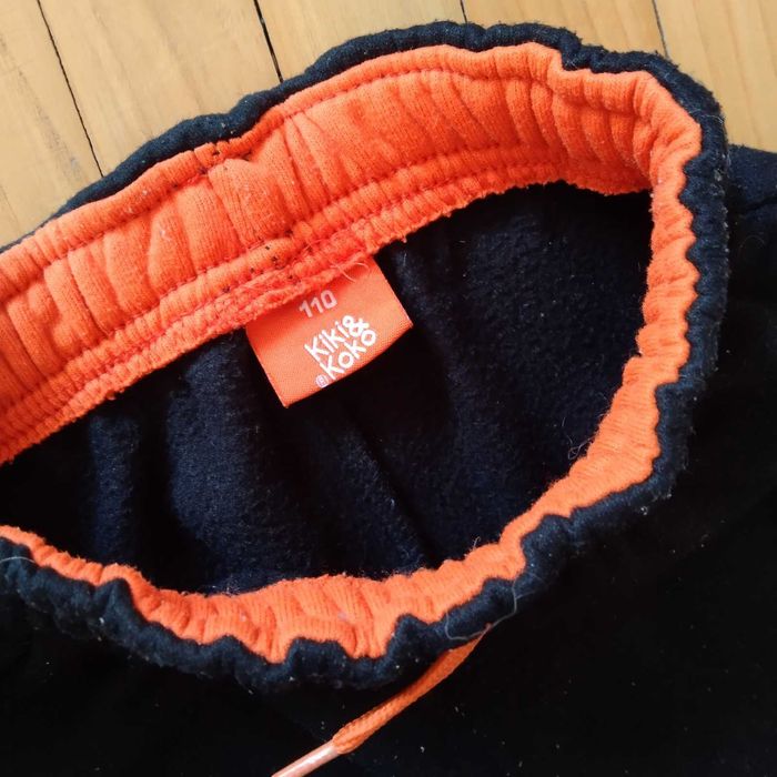 Czarne spodnie dresowe chłopięce rozm. 110