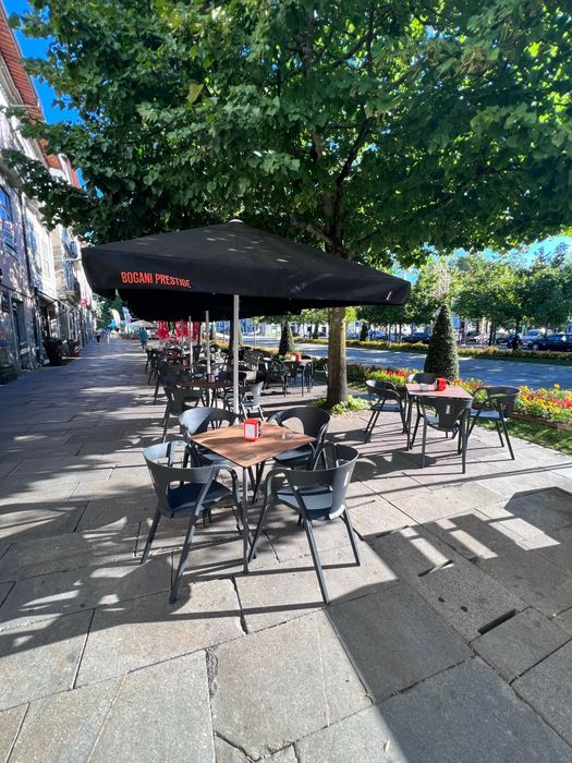 Esplanada com guarda sois e bases