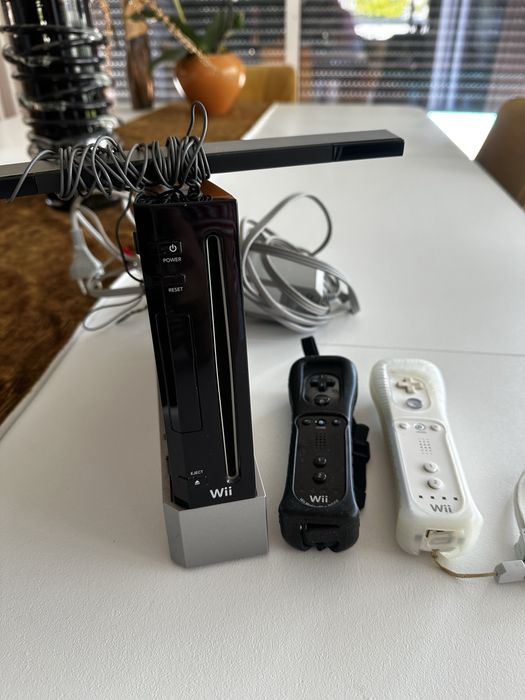 Consola WII , 2 comandos, 5 jogos para a mesma