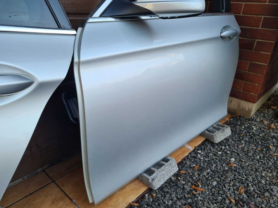 Przednie lewe drzwi BMW F11 F10 kompletne 354 srebrna titansilber