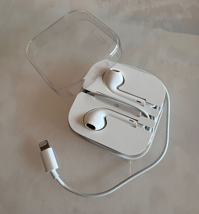 EarPods Apple com conector Lightning (até iPhone 13) - COMO NOVOS !