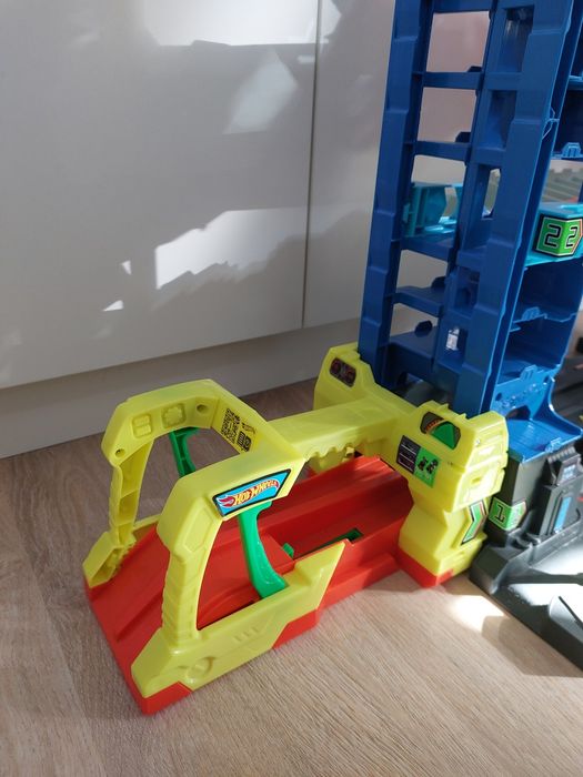 Hot wheels city mega garaż ze smokiem
