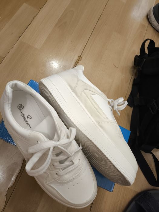 Женские кроссовки р. 39