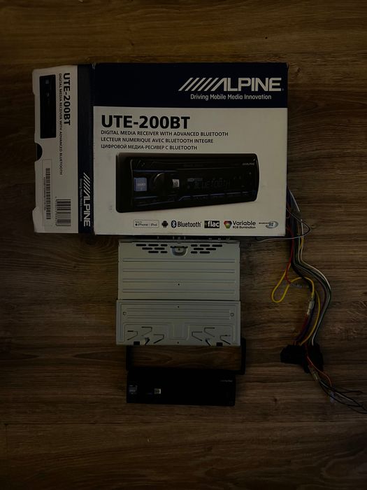 Alpine UTE-200BT – radio samochodowe Bluetooth