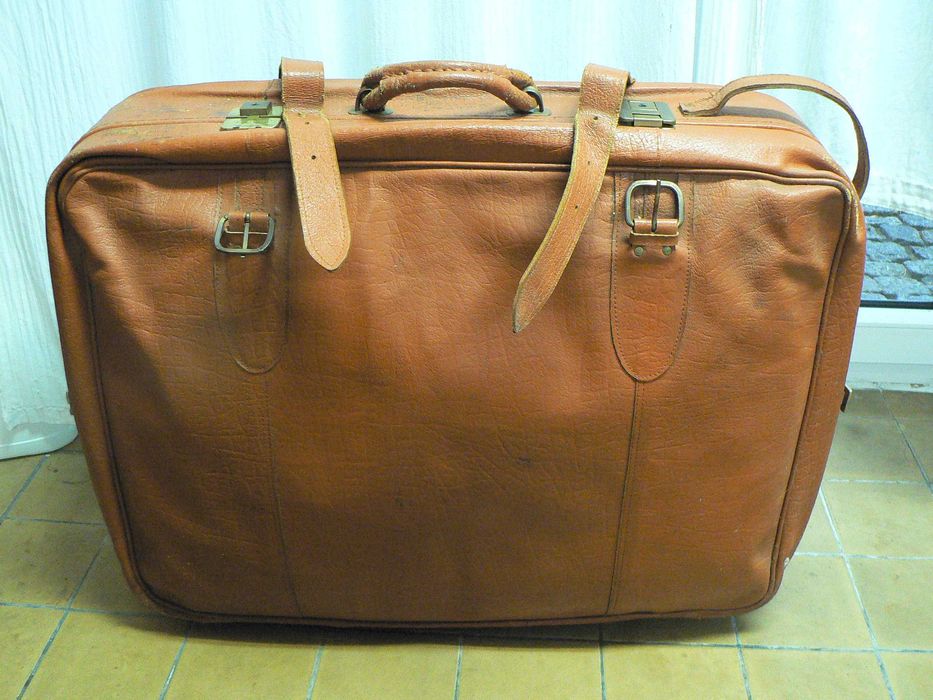 Duża walizka ze skóry na kółkach