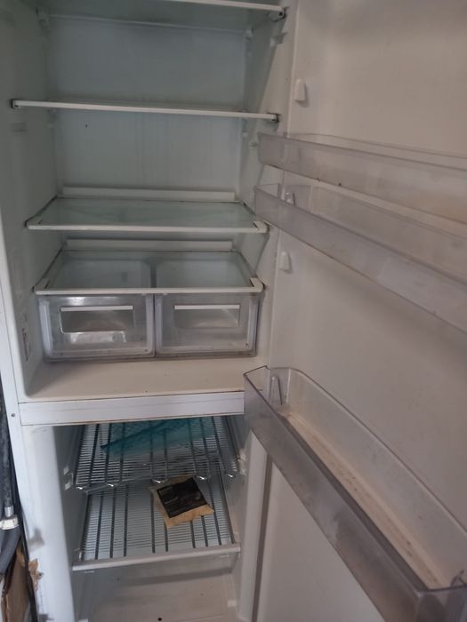 Frigorifico Ariston Hotpoint com 10 anos e em excelente estado de conservação.