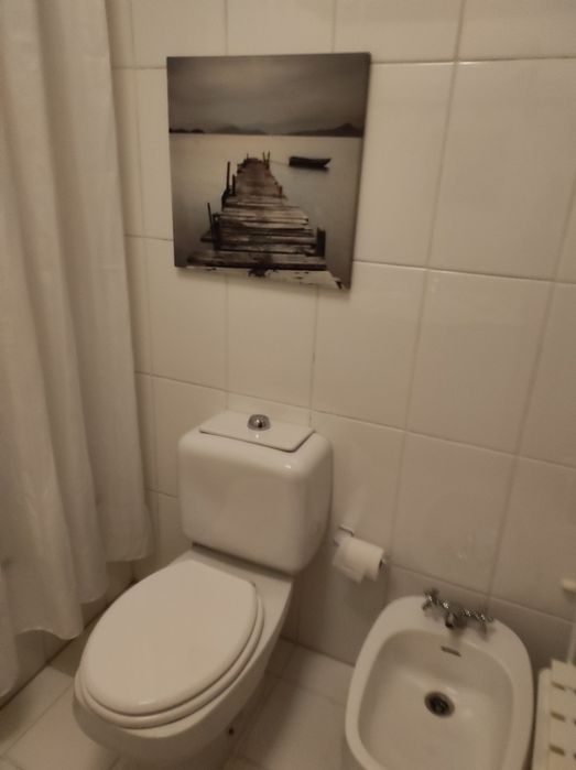 Quarto individual com luz solar direta