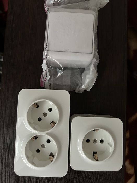 Накладна розетка, вимикач