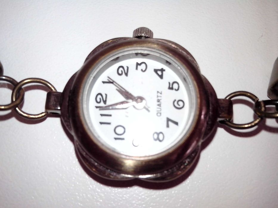 Relógio com pulseira de cortiça.