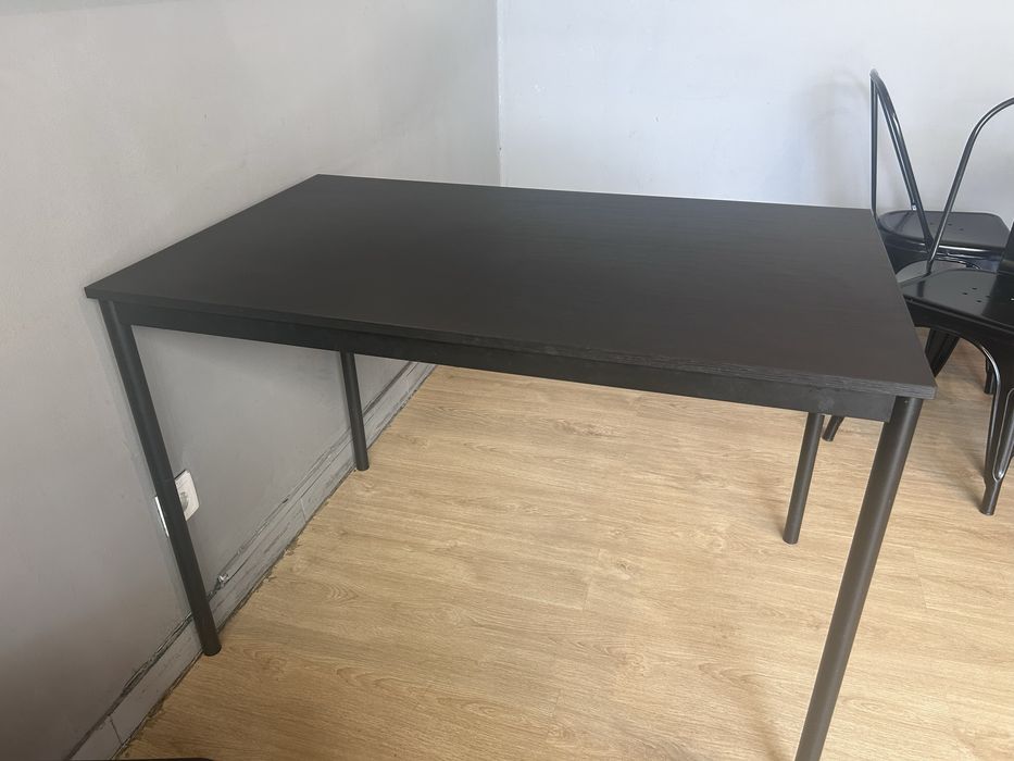 Conjunto de 2 mesas com pés de ferro