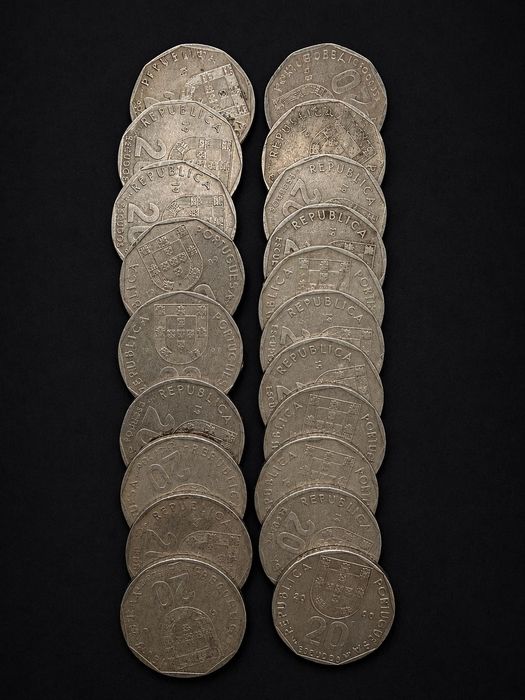 Lote de 20 moedas portuguesas de 20 escudos. Vários anos e estados de conservação. Ideal para colecionadores ou completar coleção - moedas antigas