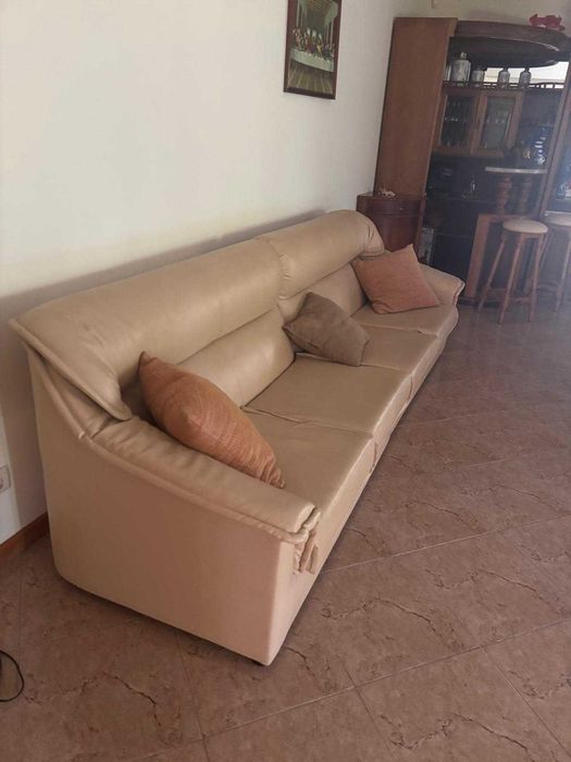 Sofá comprido bege