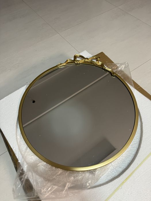 Okragle lustro scienne w stylu vintage