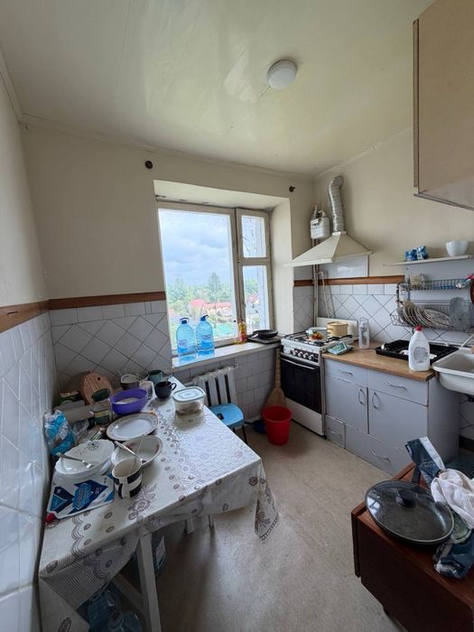 Продам двокімнатну квартиру .