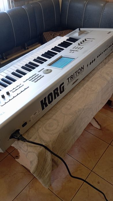 Продам Korg Triton