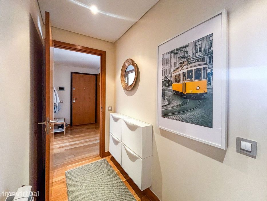 Apartamento T2 mobilado com garagem e elevador para arrendar no centro