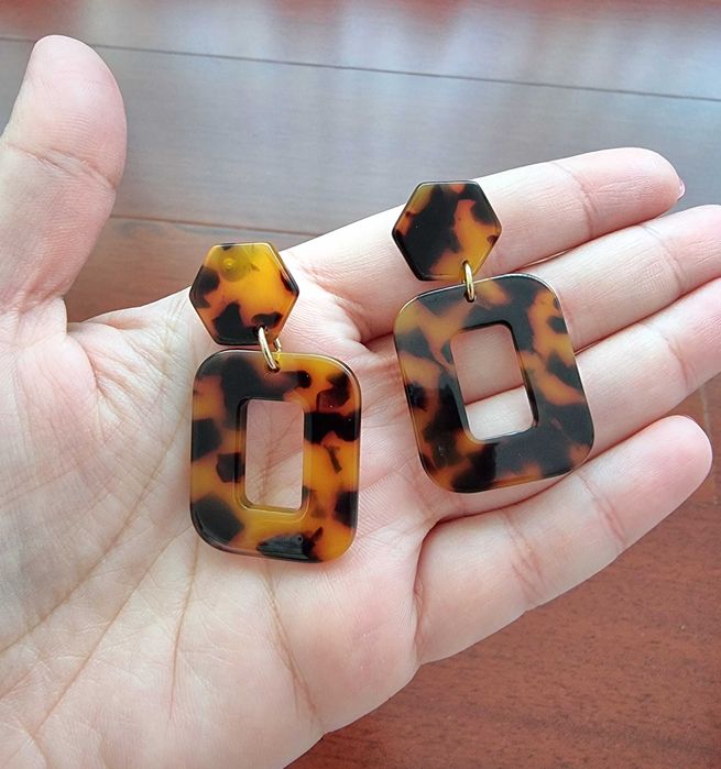 Brincos castanhos animal print H&M