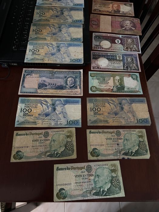 Moedas e notas variadas.