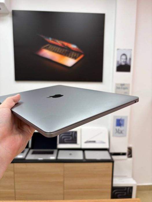 MacBook Pro 13" (I5, 2019) Space Gray — версія на 8/256 ГБ SSD.