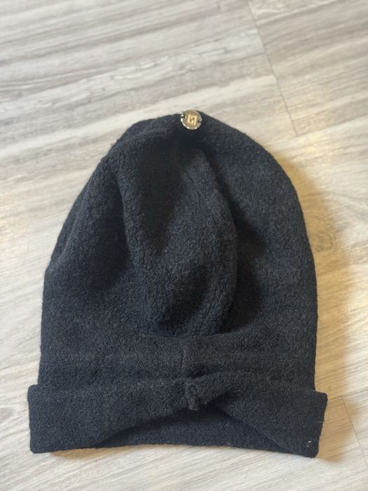 czarna czapka damska
