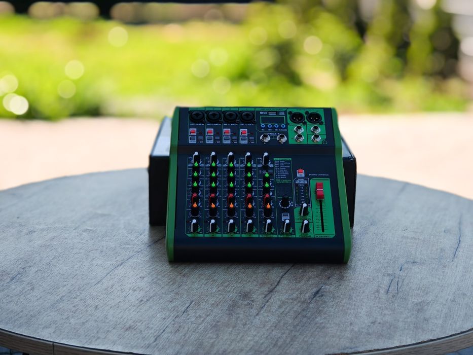 Профессиональный микшер серии 8UX с 99 цифровыми эффектами DSP