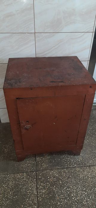 Продам сейф металлический.
