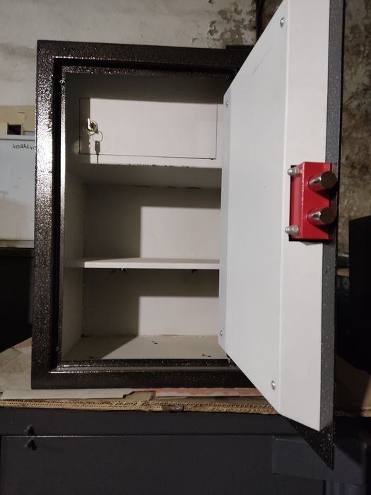 Продаю б.у канцелярские сейфы (45 кг)