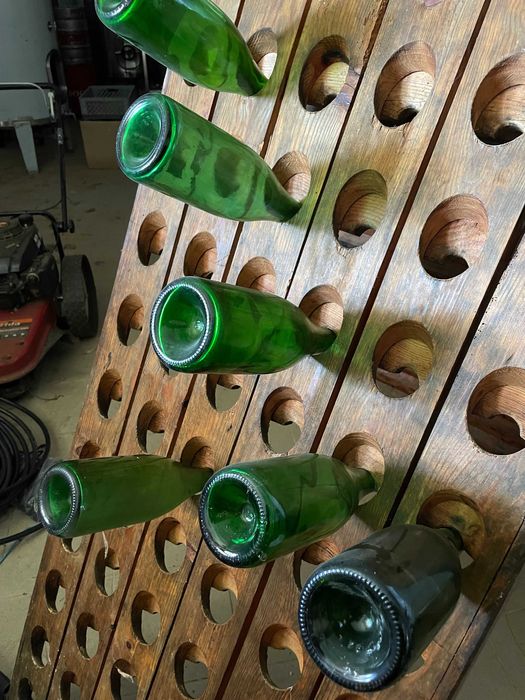 Pupitres e Garrafas para fazer Espumante